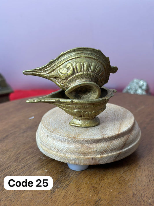 lamp / diya / deepa - Museum Replicated Panchaloha diya