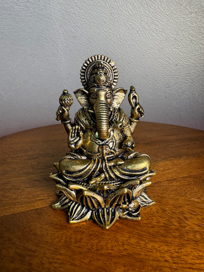 Ganesha Sitting On Kamala Peeta - Prasiddh idols present Panchaloha idol