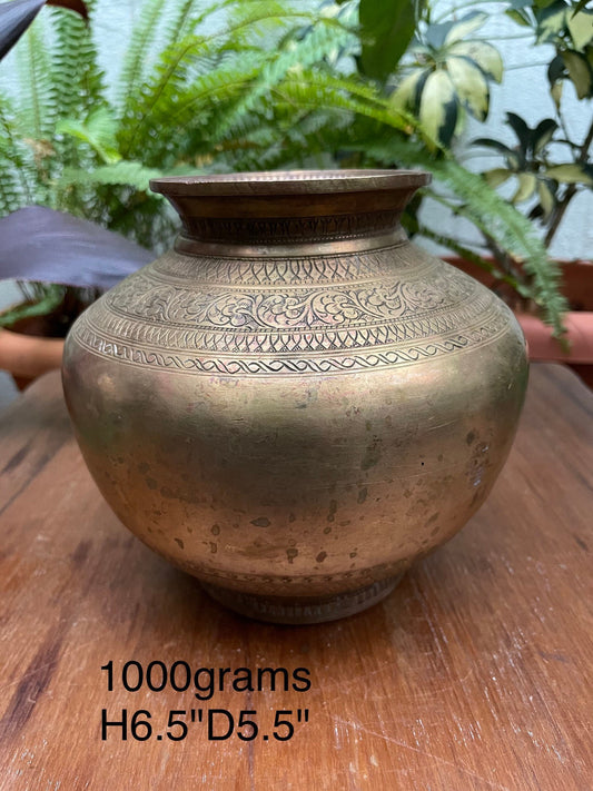 Indian antique store present bronze pot