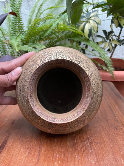 Indian antique store present bronze pot