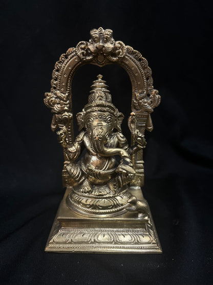 panchaloha handcrafted Ganapathi Ganesha idol with prabhavali