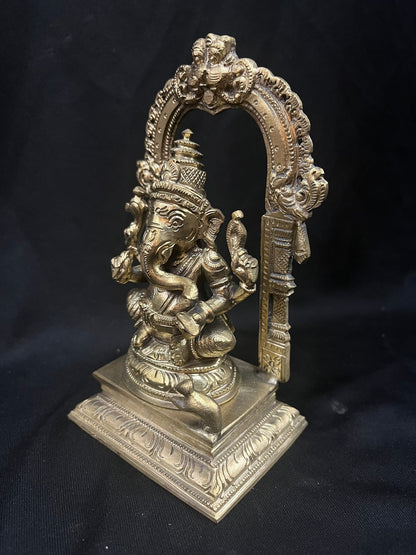 panchaloha handcrafted Ganapathi Ganesha idol with prabhavali