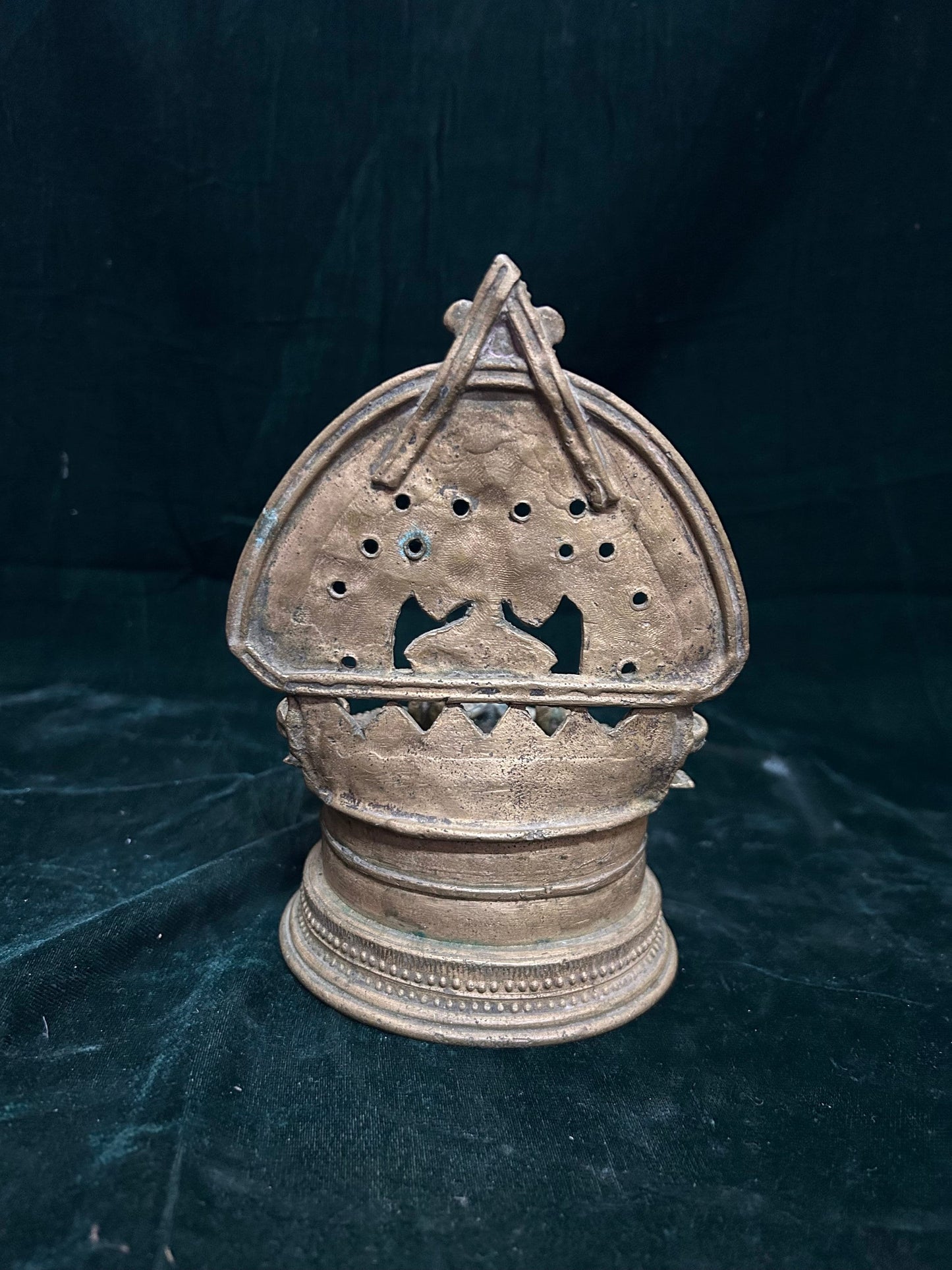 Vintage bronze made museum style gajalakshmi lamp/ kamakshi deepa/ kamakshi villaku