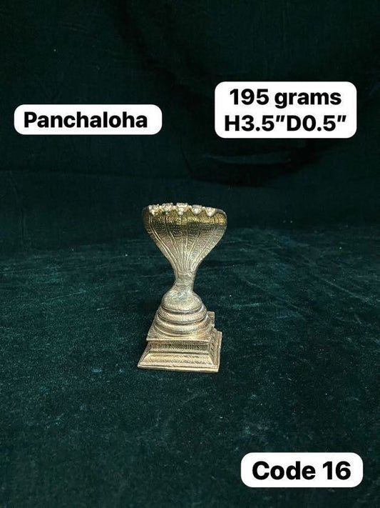 ಪ್ರಸಿದ್ಧ ತಾಮ್ರದ ವಿಗ್ರಹಗಳು ಶೇಷ ಪೀಠ / ನಾಗ ಪೀಠ / ಶೇಷ ನಾಗ / ಆದಿಶೇಷನ ಪಂಚಲೋಹ ವಿಗ್ರಹವನ್ನು ಪ್ರಸ್ತುತಪಡಿಸುತ್ತದೆ