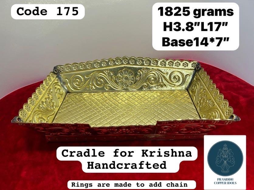 ಪ್ರಸಿದ್ಧ್ ತಾಮ್ರದ ವಿಗ್ರಹಗಳು ಹಿತ್ತಾಳೆಯ ಕರಕುಶಲ ಜೂಲಾವನ್ನು ಸ್ವಿಂಗ್ ಮಾಡಲು ರಂಧ್ರಗಳನ್ನು ನೀಡುತ್ತವೆ