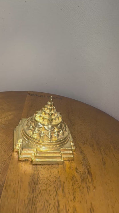Shree yantra - Prasiddh idols present Panchaloha idol